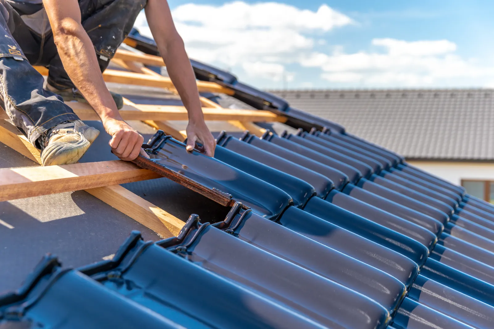 Production of roofs from ceramic fired tiles on a family house.